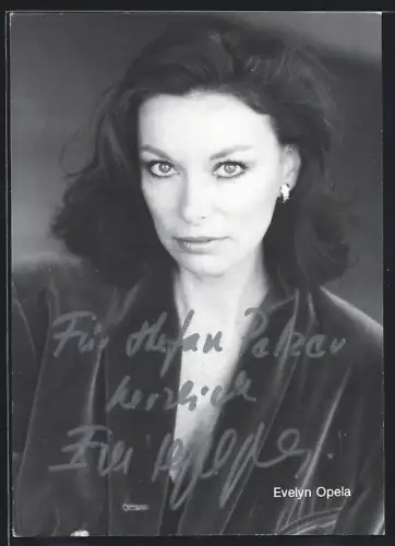 AK Evelyn Opela, Portrait, Autograph