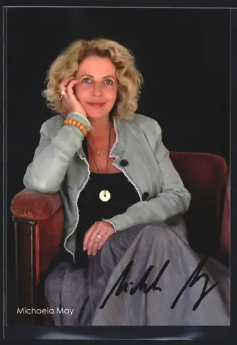 AK Michaela May in einem Sessel, Autograph