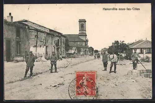 AK Hannonville-sous-les-Cotes, Strassenpartie mit Gebäudeansicht u. Soldaten in Uniformen