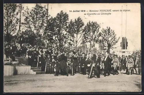 AK Verdun, Monsieur Poincaré venant de déposer sa Couronne au Cénotaphe 1919