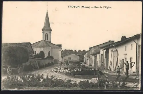 AK Troyon /Meuse, Rue de l`Église, Strassenpartie