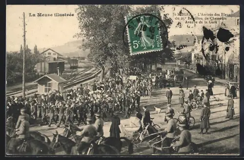 AK St-Mihiel /Meuse, L`Arrivée des Bleus du 25e Bataillon de Chasseurs, Avenue de la Gare