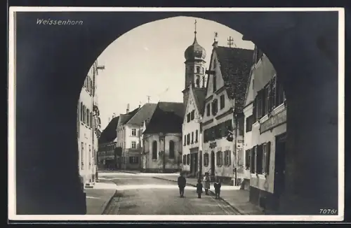 AK Weissenhorn, Strassenpartie mit Kirche, gesehen durch einen Tordurchgang