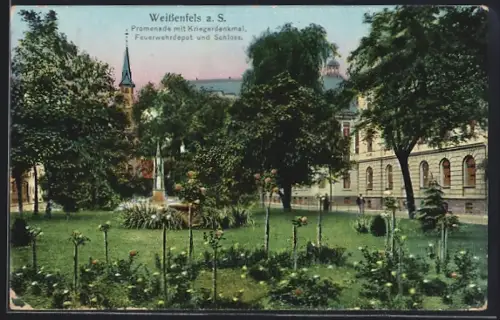 Goldfenster-AK Weissenfels a. S., Promenade mit Kriegerdenkmal, Feuerwehrdepot und Schloss mit leuchtenden Fenstern