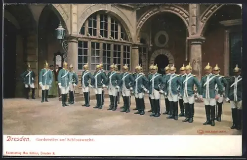 AK Dresden, Gardereiter in Uniform auf Schlosswache