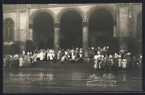 AK München, Beisetzungsfeierlichkeiten für das Königspaar 5 Nov. 1921, An der Residenz