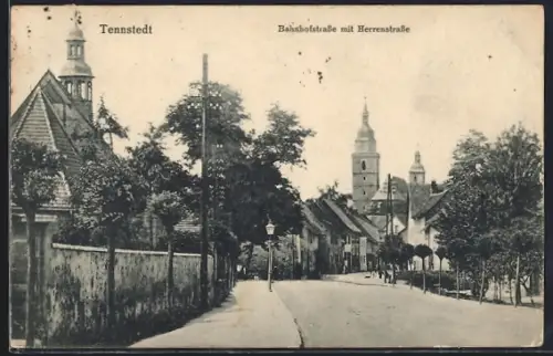 AK Tennstedt, Bahnhofstrasse mit Herrenstrasse, Blick zur Kirche