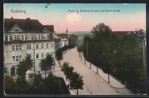 AK Radeberg, Partie am Bismarck-Denkmal und Fabrik-Strasse