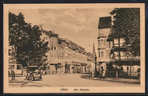 AK Mörs, Am Steintor, Strassenpartie mit Abzweig, Automobil, Strassenbahn u. Kirchturm