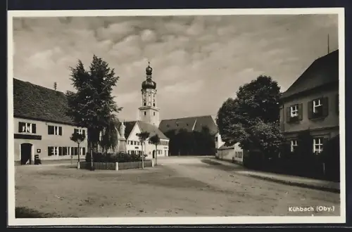 AK Kühbach /Oby., Strassenpartie mit Säulendenkmal und Turm