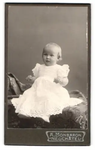 Fotografie A. Monbaron, Neuchâtel, Rue de l`Hôpital 17, Z. Monnerat als Kleinkind