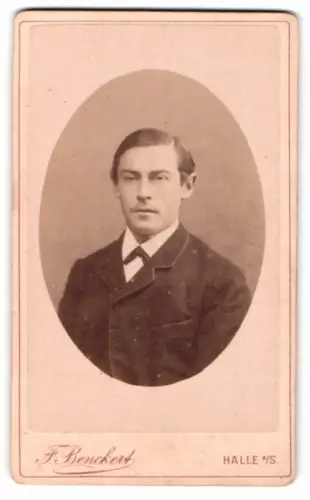 Fotografie F. Benckert, Halle a. S., Gr. Ulrich-Strasse 28, W. Schultze im Porträt 1885