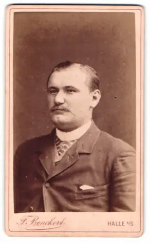 Fotografie F. Benckert, Halle a. S., Gr. Ulrich-Strasse 28, R. Boenisch im Anzug 1884