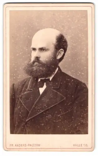Fotografie Fr. Anders-Paltzow, Halle a. S., Grosse Ulrich-Strasse 35, Porträt eines Mannes mit Bart