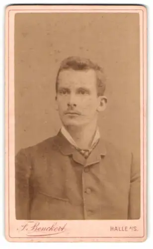Fotografie F. Benckert, Halle a. S., Gr. Ulrich-Strasse 28, Porträt eines jungen Mannes