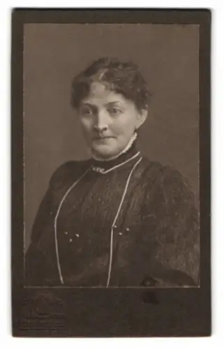 Fotografie Hermann Tietz, München, Bahnhofplatz, Ida Mack aus Burgau im Porträt
