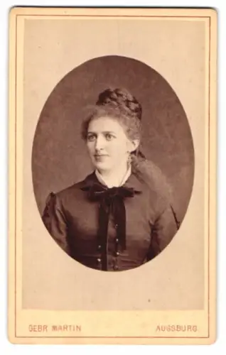 Fotografie Gebr. Martin, Augsburg, Bahnhofstrasse 22, Maria Eggstein, geb. Mack mit Schleife