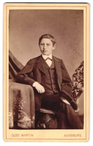Fotografie Gebr. Martin, Augsburg, Bahnhofstrasse 22, Julius Mack aus Burgau in einem Stuhl sitzend