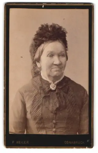 Fotografie F. Heiler, Osnabrück, Grosse Strasse 28, Porträt einer älteren Dame