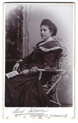 Fotografie Paul Klaus, Chemnitz, Reitbahnstr. 18, Ida Forster im Verlobungskleid 1908