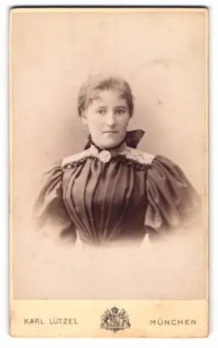 Fotografie Karl Lützel, München, Dachauerstrasse 19, Porträt einer Frau im eleganten Kleid