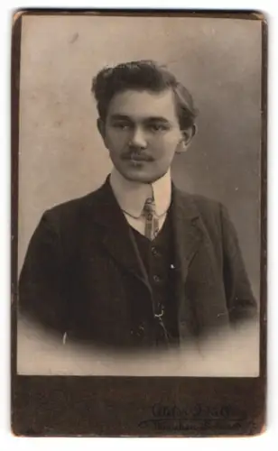 Fotografie Atelier Düll, München, Türkenstrasse 31, Alfred Müller im Porträt 1912