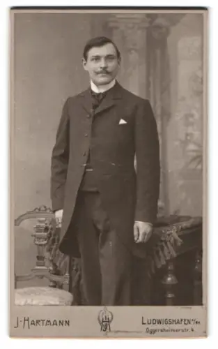 Fotografie J. Hartmann, Ludwigshafen, Oggersheimerstr. 8, Eleganter Herr in klassischem Anzug