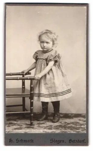 Fotografie H. Schmeck, Siegen, Bahnhofstrasse 12, Hein neben einem Stuhl 1921