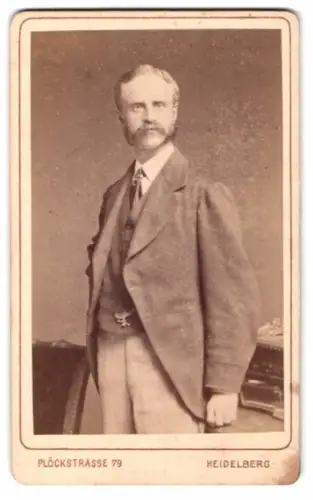 Fotografie Eduard Schultze, Heidelberg, Plöckstrasse 79, T. J. G. Boyes im Anzug