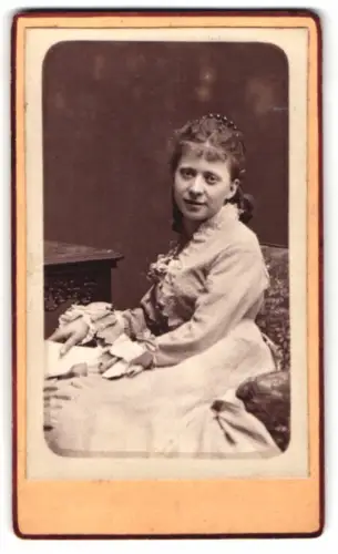 Fotografie Thiel-Javel, Paris-Batignolles, rue de la Condamine 36, Clara Rufer in elegantem Kleid