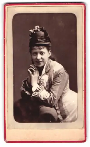 Fotografie unbekannter Fotograf und Ort, Clara Rufer im Porträt