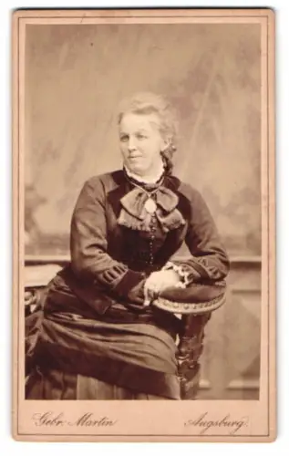 Fotografie Gebr. Martin, Augsburg, Bahnhofstrasse, Auguste Mack im Porträt