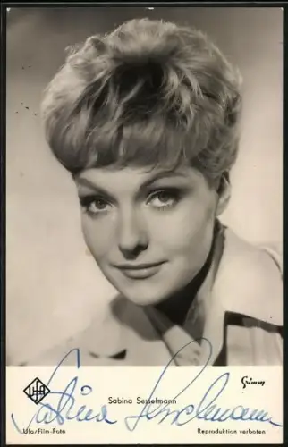 AK Schauspielerin Sabine Sesselmann in Kamera blickend, Autograph