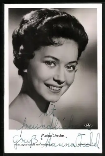 AK Schauspielerin Marina Orschel lächelt, Autograph