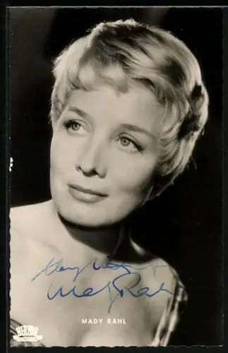 AK Schauspielerin Mady Rahl mit verträumtem Blick, Autograph