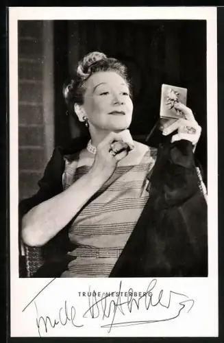 AK Schauspielerin Trude Hesterberg schminkt sich nach, Autograph
