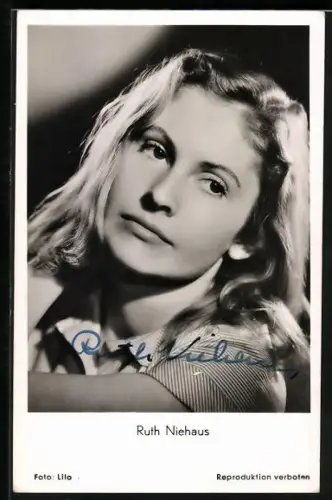 AK Schauspielerin Ruth Niehaus mit enttäuschtem Blick, Autograph