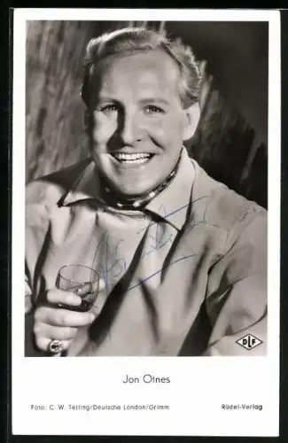 AK Schauspieler Jon Otnes hält ein Glas in der Hand, Autograph