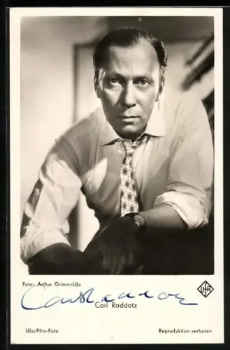 AK Schauspieler Carl Raddatz mit ernstem Blick, Autograph