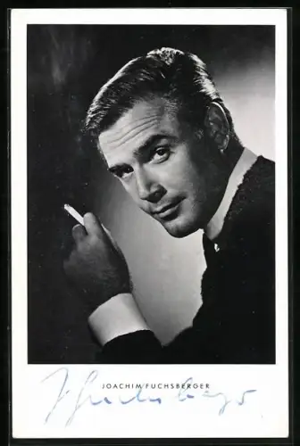 AK Schauspieler Joachim Fuchsberger mit Zigarette in der Hand, Autograph