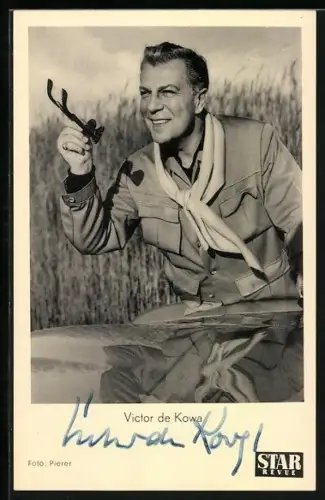 AK Schauspieler Victor de Kowa mit Tuch um den Hals, Autograph