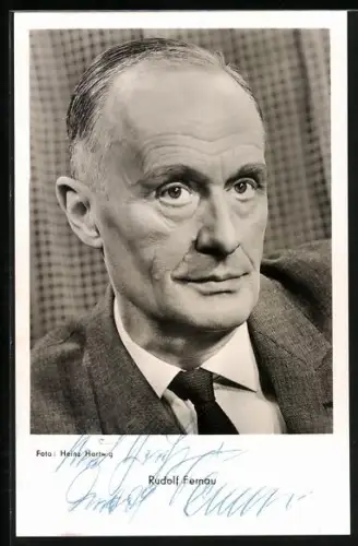 AK Schauspieler Rudolf Fernau im Anzug, Autograph