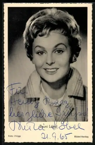 AK Schauspielerin Bruni Löbel mit sympathischem Lächeln, Autograph