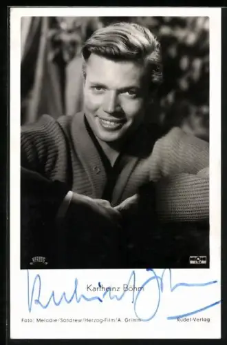AK Schauspieler Karlheinz Böhm lächelnd in Kamera blickend, Autograph