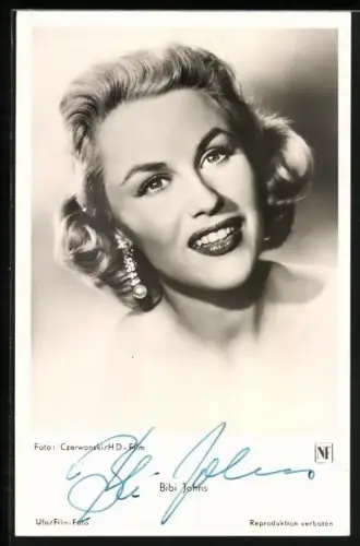 AK Schauspielerin Bibi Johns lächelnd mit Ohrringen porträtiert, Autograph