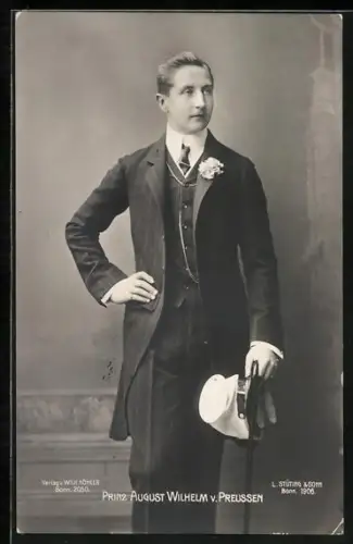 AK Prinz August Wilhelm von Preussen im Anzug mit Stock