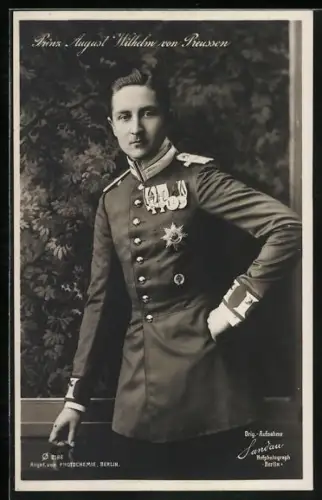 AK Prinz August Wilhelm in Uniform mit Abzeichen und Orden