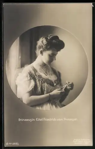 AK Prinzessin Eitel Friedrich von Preussen betrachtet die Perlen an Ihrer Kette