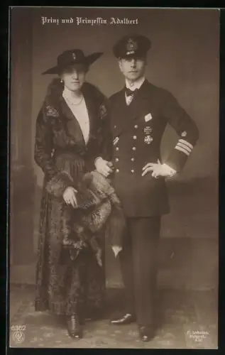 AK Prinzenpaar Adalbert von Preussen stehend im schwarzen Kostüm und in Uniform