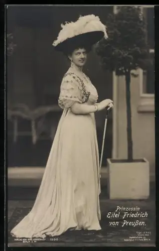AK Prinzessin Eitel Friedrich von Preussen im langen Kleid mit Federhut